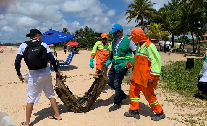 Voluntários ajudam na limpeza da faixa de areia da Praia de Guaxuma
