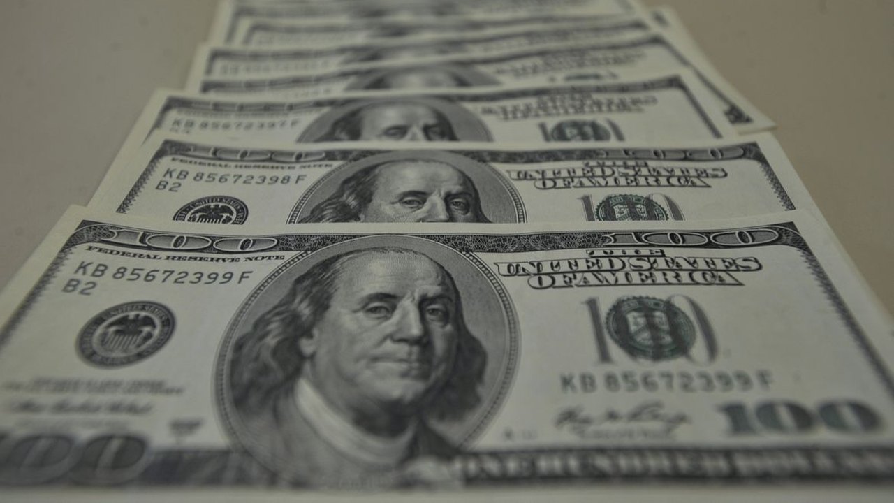 Dólar sobe ante o real com avanço do petróleo e incertezas no Oriente Médio