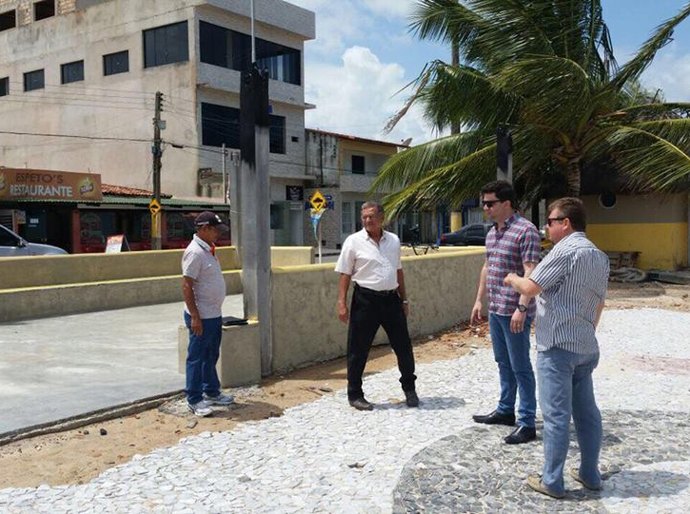 Prefeito vistoria obras da orla de Maragogi