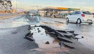 Rompimento de tubulação provoca afundamento de trecho da AL-220 em Arapiraca