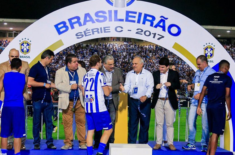 Presidente do TJ/AL participa de premiação aos jogadores do CSA