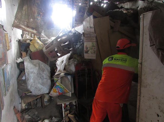 Slum retira mais de 10 toneladas de lixo em residência no Rio Novo
