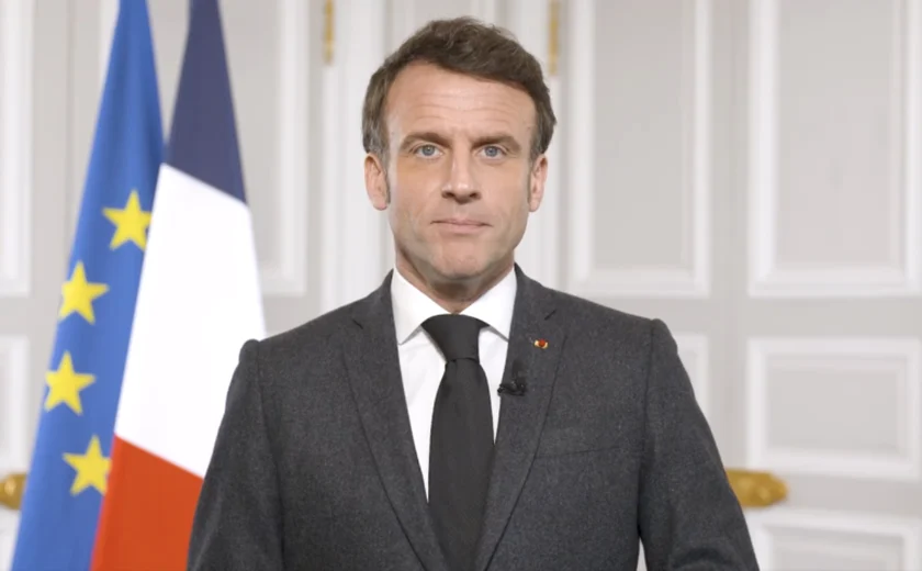 Macron promete Rio Sena 'limpo' até os Jogos Olímpicos de Paris e sugere que dará mergulho no local