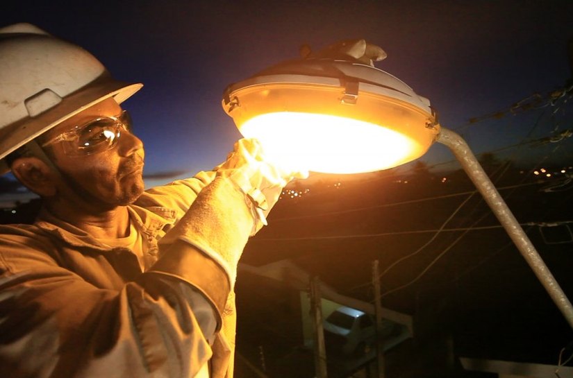 Prefeitura de Maceió leva iluminação à Praça Cely Loureiro