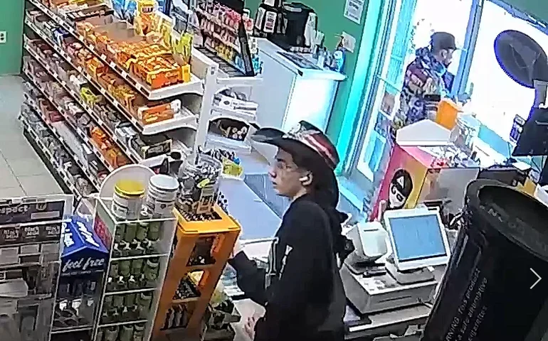 Funcionários protegem mulher sequestrada do ex-namorado após ela correr para dentro da loja em busca de segurança