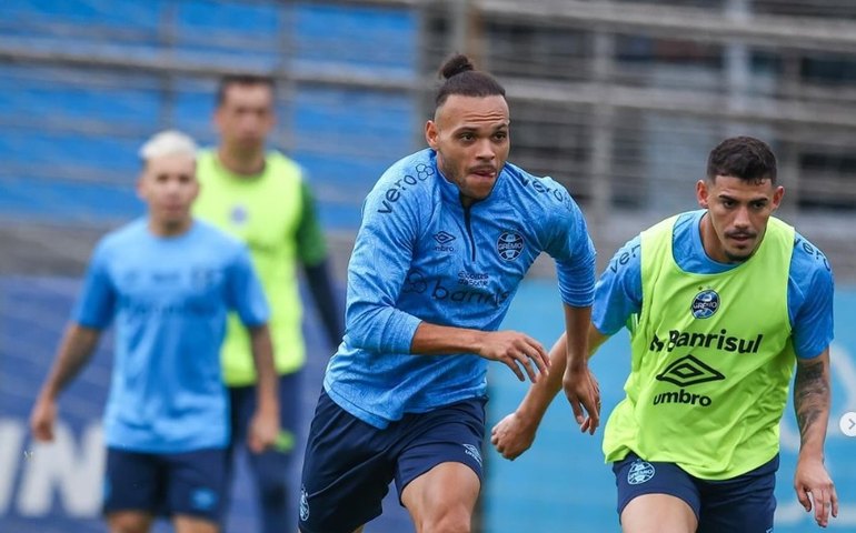 Grêmio contrata perícias e diz que não houve racismo ao flameguista Carlinhos