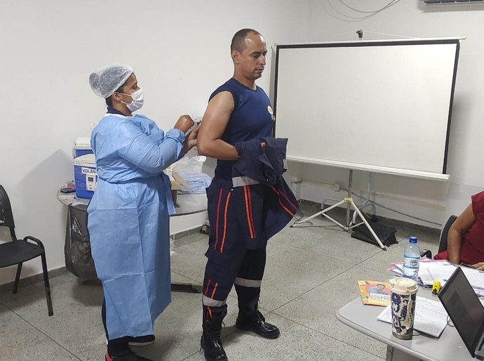 Samu de Maceió vacina quase cem profissionais contra a gripe em um dia