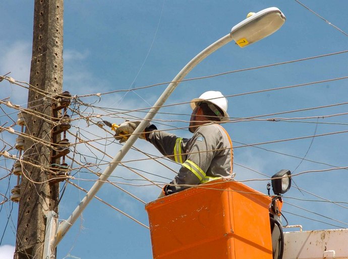 Prefeitura de Maceió leva troca de luminárias a diversos bairros da capital