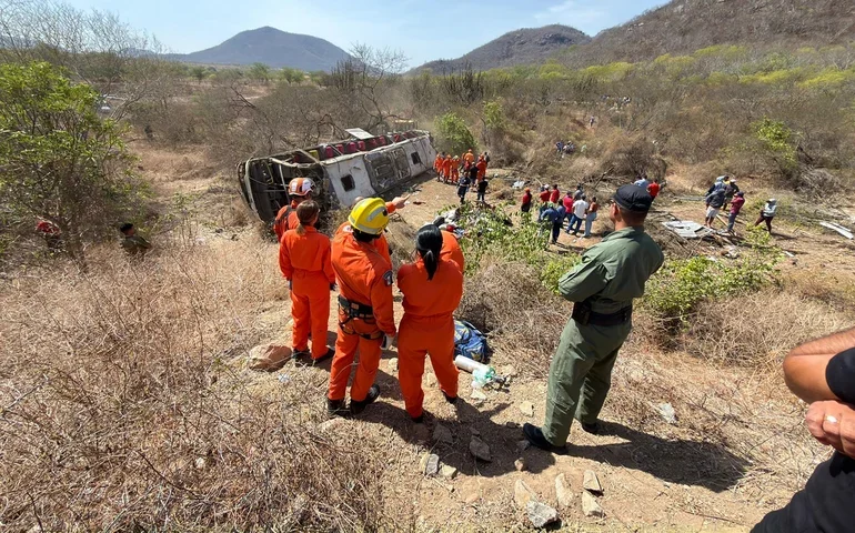 Retorno de peregrinação e capotamento de ônibus deixou 16 mortos; veja a lista