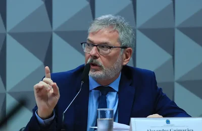Ex-diretor do INSS nega vínculo político em depoimento à CPI