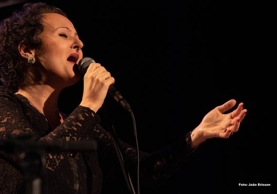 Uma homenagem a Edith Piaf” a eterna ‘pequena pardal’, exalta o amor no palco do Teatro Deodoro