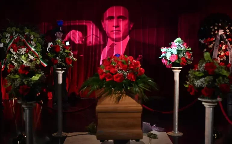 Velório de 'rei dos apresentadores' da Itália é aberto ao público