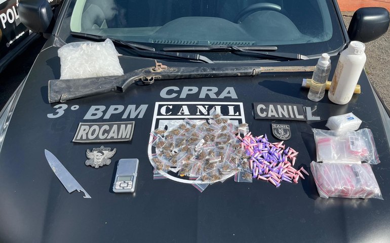 PM apreende duas armas de fogo, drogas e munições em Arapiraca