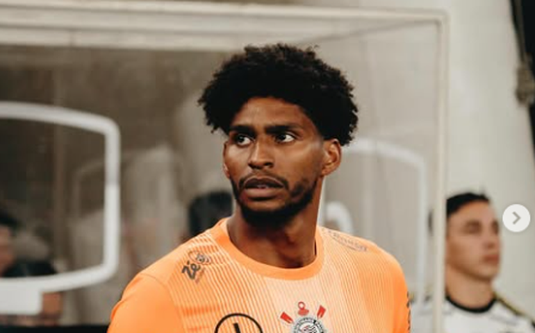 Exames apontam apenas luxação no ombro e Hugo Souza deve voltar ao Corinthians contra o Grêmio