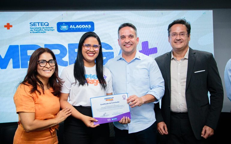 Paulo Dantas entrega 120 certificados do programa Emprega Mais Alagoas