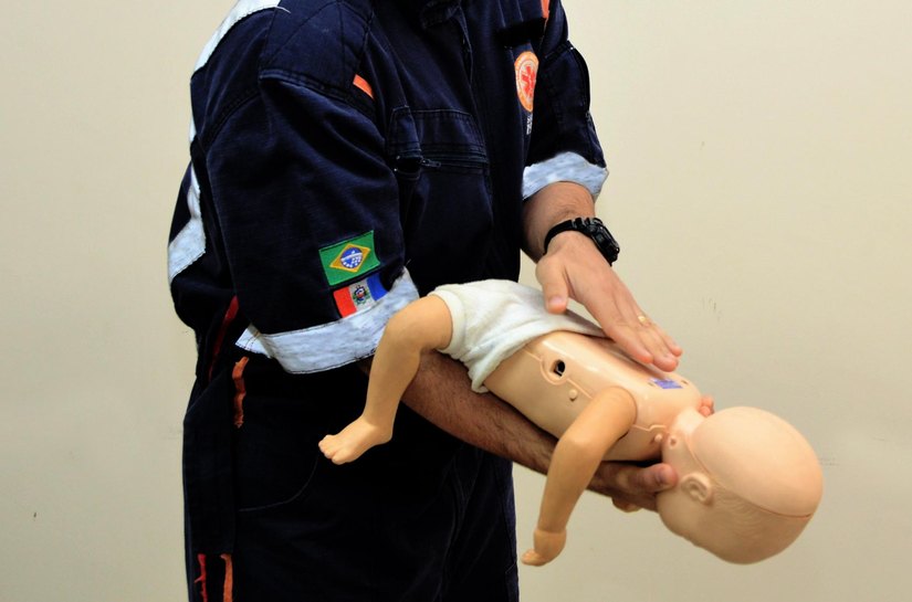 Médica do Hospital Ib Gatto Falcão orienta sobre como agir em casos de engasgo de bebês