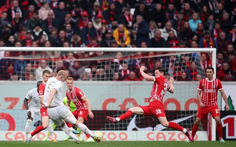 De Ligt marca golaço e garante Bayern na liderança do Alemão com vitória sobre o Freiburg