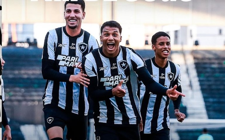 Botafogo aproveita goleada para provocar Flamengo no campo e nas redes