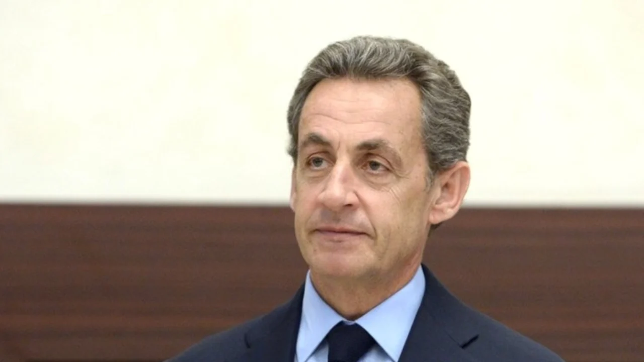 Usada por ex-presidente da França para visitar a amante, 'scooter do amor' é leiloada por mais de R$ 100 mil 