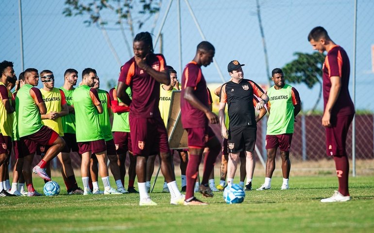 CRB faz um treino de apronto neste sábado, para o jogo diante do Vila Nova, em Goiás
