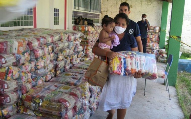 Famílias em extrema pobreza recebem cestas básicas
