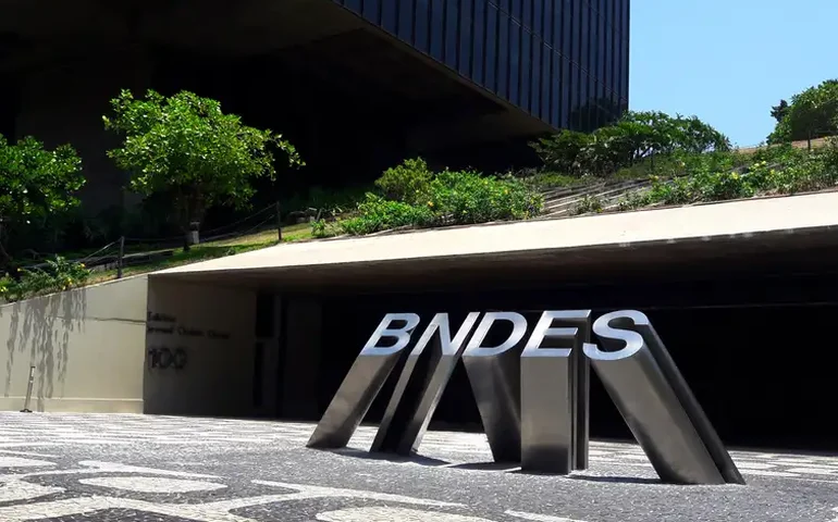 Governo lança linha de financiamento do BNDES para caminhões com recursos do Tesouro