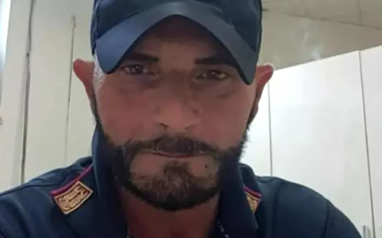 Policial é morto por enteado na Itália por fuga de papagaio