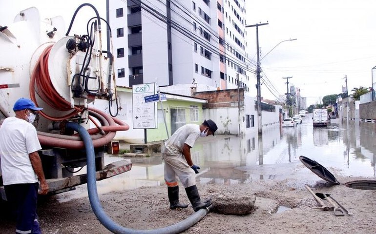 Infraestrutura realiza serviço de desobstrução das galerias pluviais em pontos de alagamento