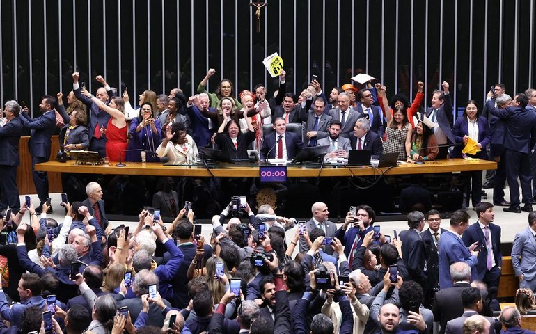 Saiba como votaram os deputados na PEC que acaba com a escala 6x1