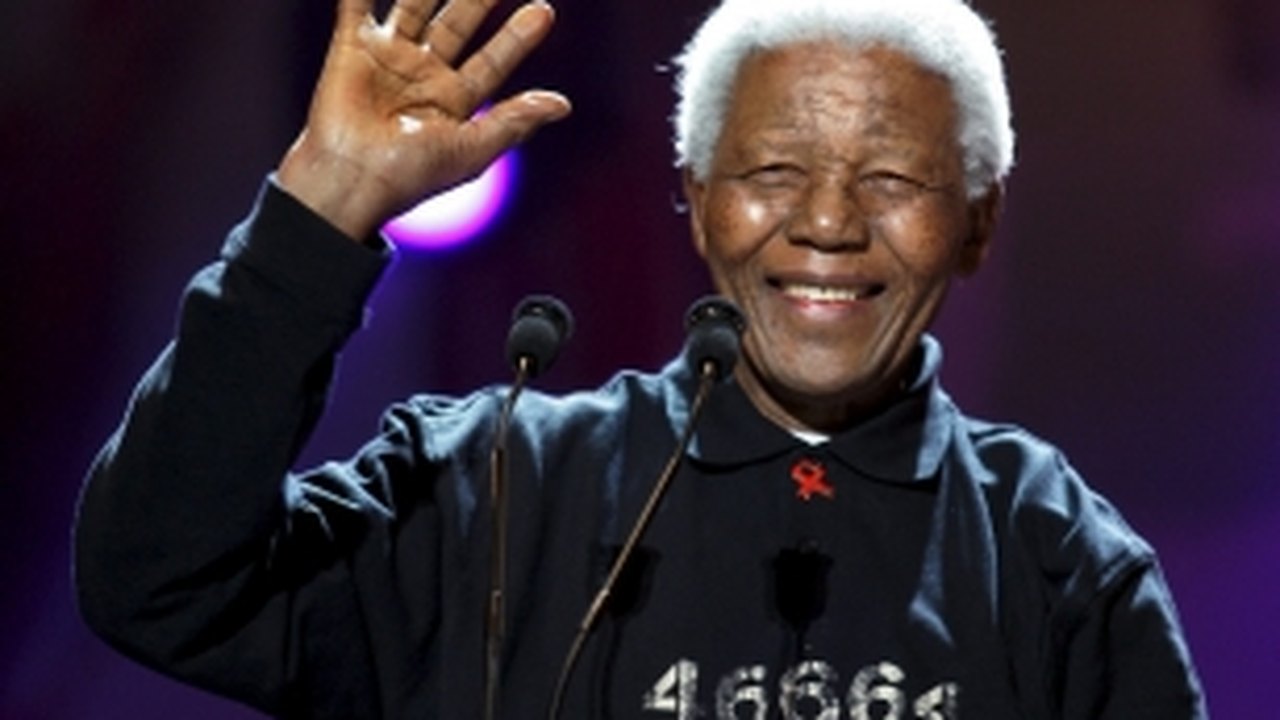 Corpo de Mandela chega ao vilarejo de Qunu, onde será enterrado neste domingo