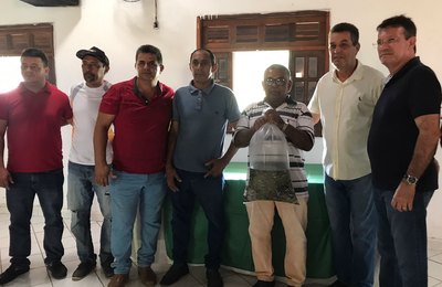 Prefeitura de Branquinha incentiva piscicultura com entrega de alevinos a pequenos produtores