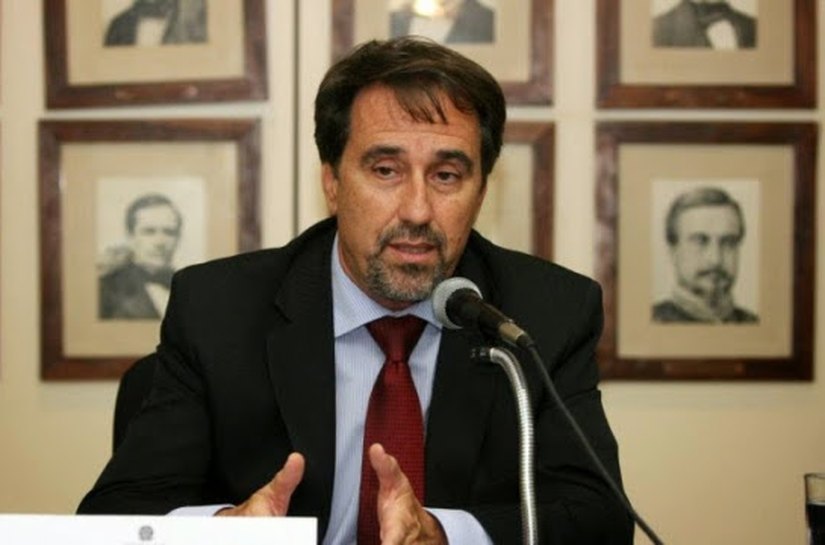 Câmara entrega título de cidadão honorário a ministro