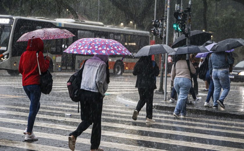 Após chuva forte e granizo, 250 mil imóveis continuam sem luz em SP