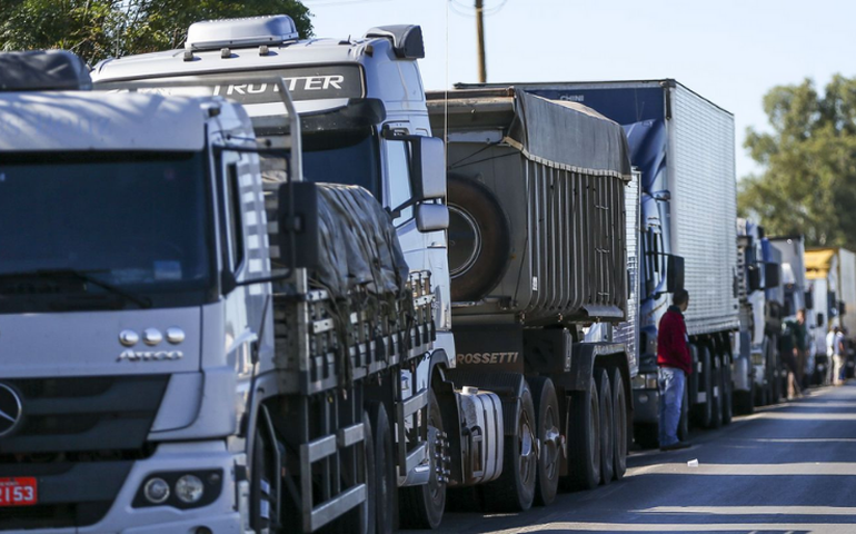 Caminhoneiros falam em manter greve; estradas seguem sem bloqueios