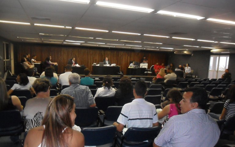 Tribunal do Júri: Defensores públicos absolvem réus de acusações no primeiro dia