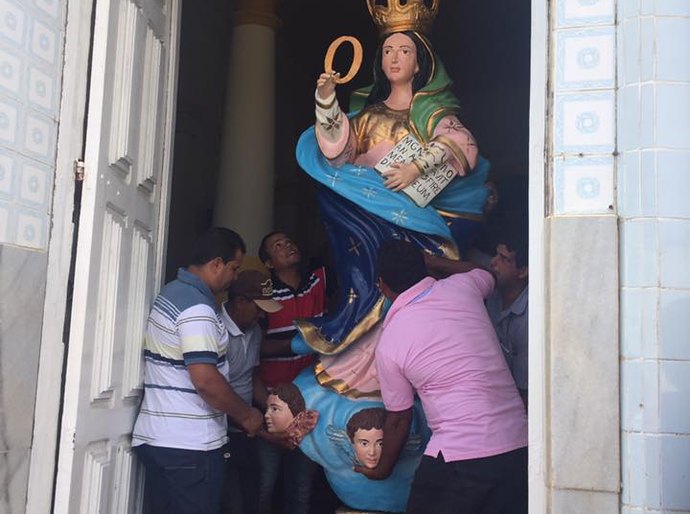 Imagem de Nossa Senhora do Ó é levada para praça em Traipu
