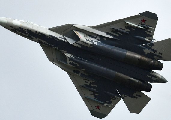Rússia implementa em caça Su-57 sistema de IA que atuará como 2º piloto eletrônico, diz empresa