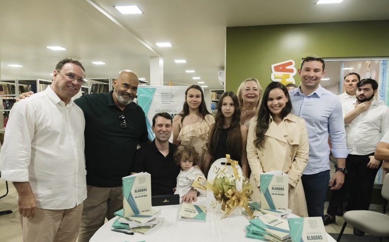 Em noite comemorativa, deputado Daniel Barbosa lança livro na Casa da Cultura