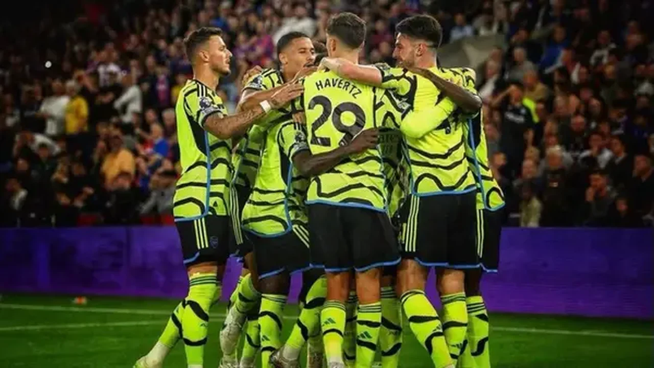 Arsenal faz de pênalti, derrota Crystal Palace e continua 100% no Inglês