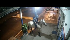 Homem furta lâmpada de mercearia e foge a cavalo em Itabaiana; VÍDEO.jpg