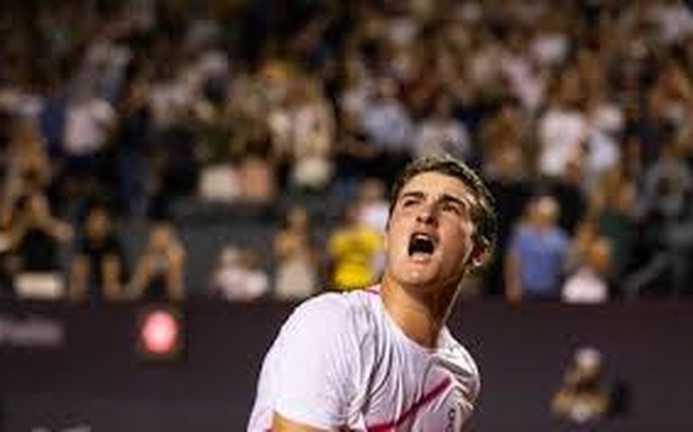 João Fonseca vence mais uma, vai às quartas em Bucareste e entra no Top 250