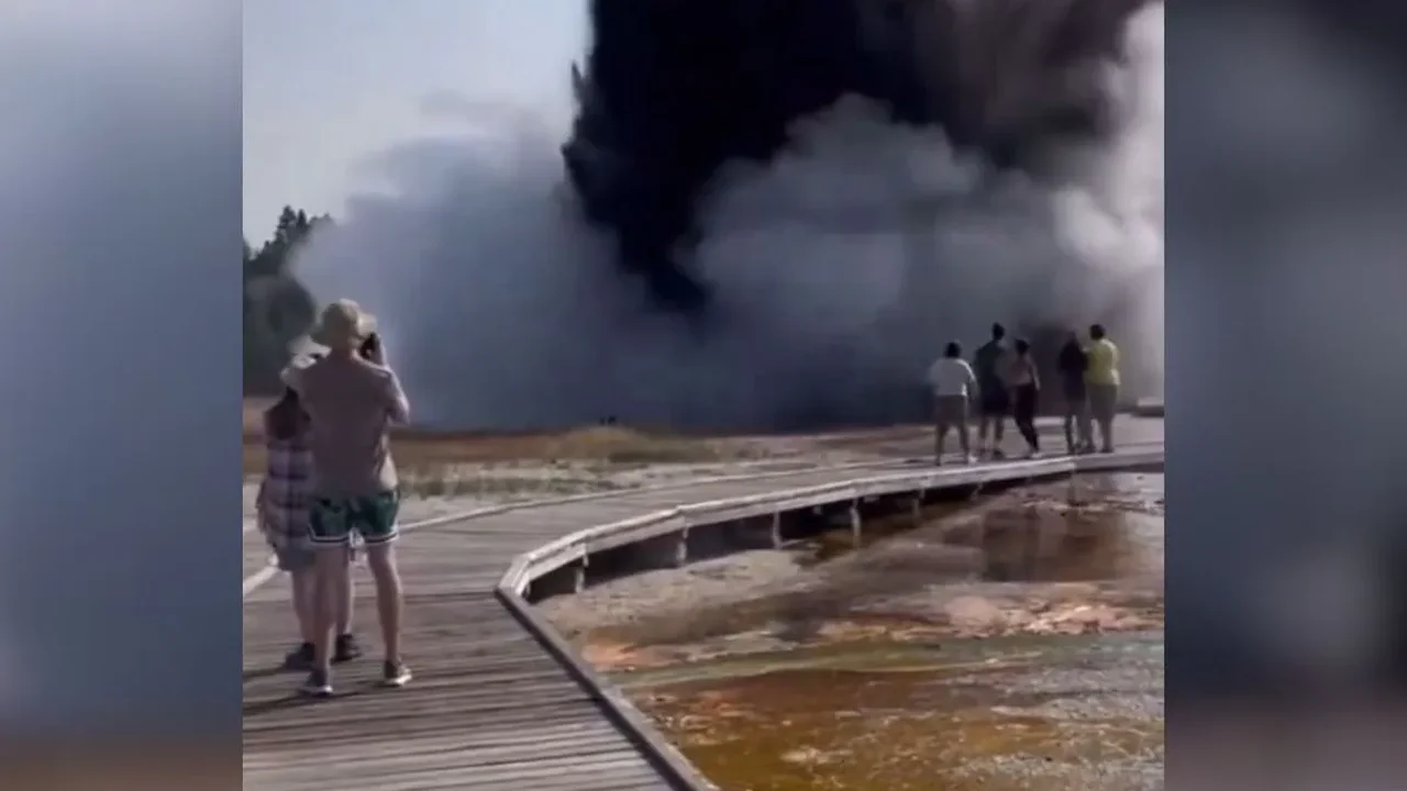 Água fervente, lama e pedras no céu: Explosão hidrotermal no parque Yellowstone, nos EUA, apavora turistas