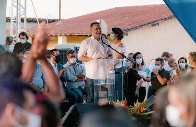 Renan Filho garante retomada de conjunto habitacional em Atalaia