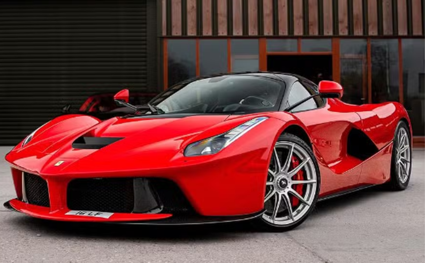 Ferrari é flagrada a 201 km/h em rodovia no interior de SP