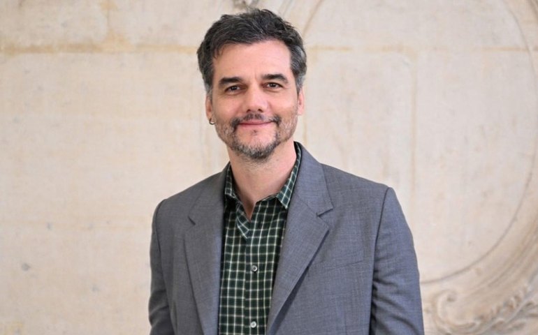 Wagner Moura ensina português à apresentadora do tapete vermelho do Oscar