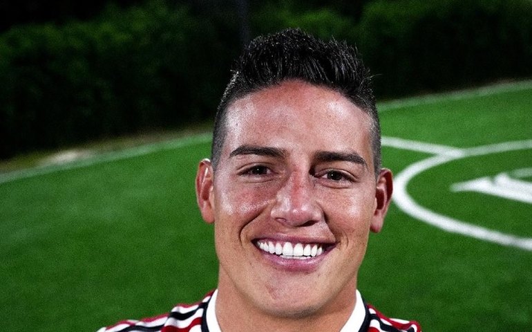 Torcida do São Paulo recebe James Rodríguez no aeroporto com festa e provocação ao Corinthians