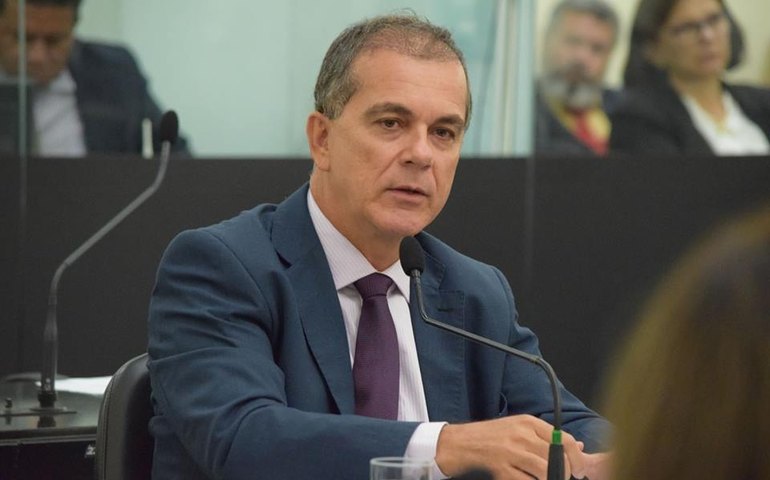 Deputado Ronaldo Medeiros protocola PL que cria a carreira de professor indígena em Alagoas