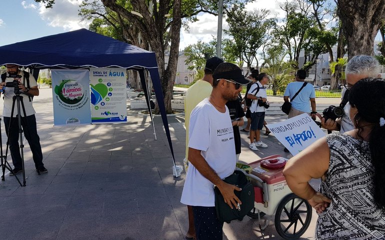 Casal promove panfletagem sobre uso racional da água no Centro de Maceió