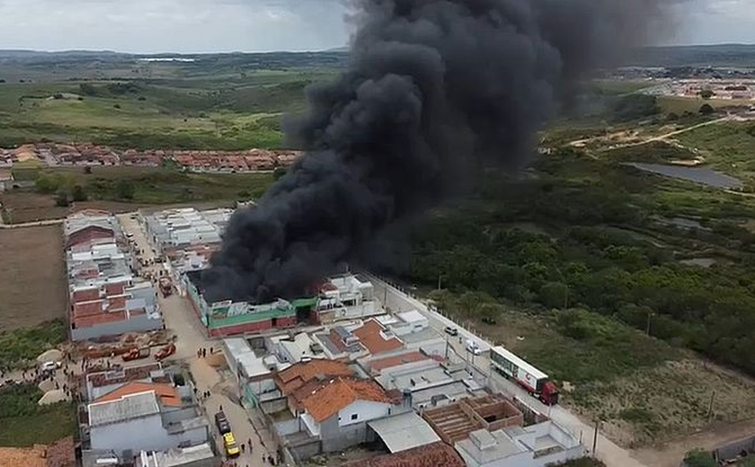 Incêndio em fábrica começa atingir casas da vizinhança