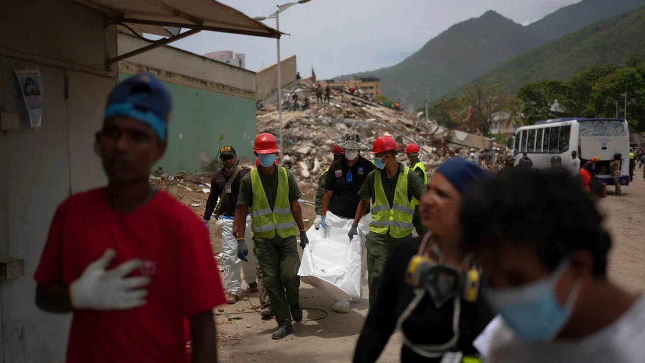 Venezuelanos se mobilizam para identificar os corpos de seus entes queridos enquanto o número de mortos pelo terremoto se multiplica.